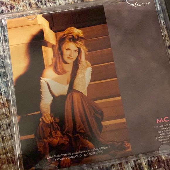 Trisha Yearwood “Hearts in Armor”- CD USED - Picture 3 of 4